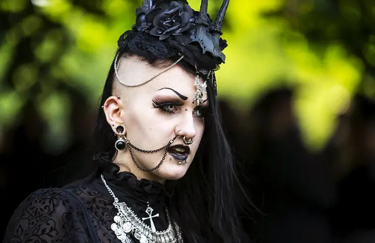 دختر گوت با زنجیر و پیرسینگ گردن بند سلیب